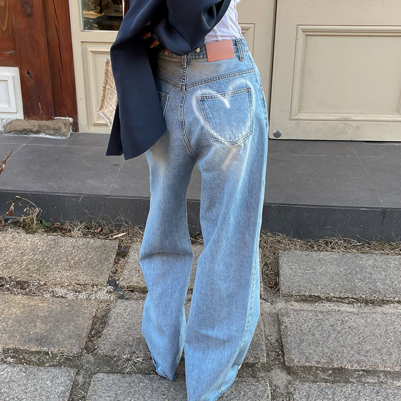 Verwaschene, drapierte Jeans mit weitem Bein