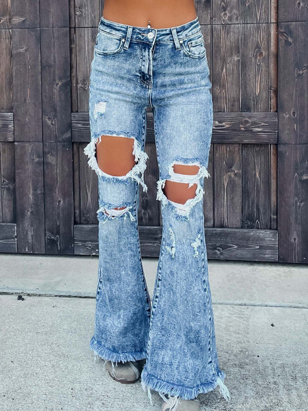 Zerrissene Jeans mit ausgestelltem Bein